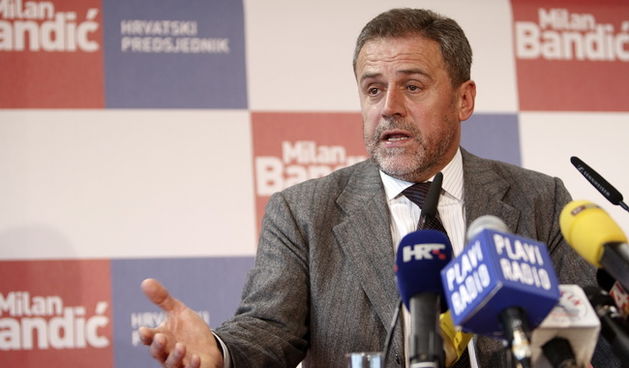 Zagreb, 070110.
Predsjednicki kandidat Milan Bandic odrzao je konferencija za novinare u svom izbornom stozeru u Almeriji u Vukovarskoj ulici.
Foto: Dragan Matic / Cropix