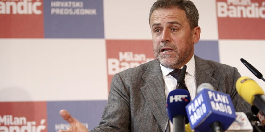 Zagreb, 070110.
Predsjednicki kandidat Milan Bandic odrzao je konferencija za novinare u svom izbornom stozeru u Almeriji u Vukovarskoj ulici.
Foto: Dragan Matic / Cropix Zagreb, 070110.
Predsjednicki kandidat Milan Bandic odrzao je konferencija za novinare u svom izbornom stozeru u Almeriji u Vukovarskoj ulici.
Foto: Dragan Matic / Cropix