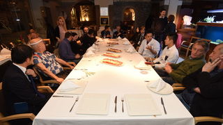 Restoran Foša: Chef Damr Tomljanović oduševio japanskog kolegu pripremom “dalmatinskog sushija” Restoran Foša: Chef Damr Tomljanović oduševio japanskog kolegu pripremom “dalmatinskog sushija”