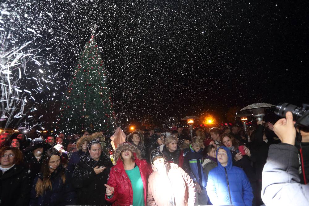 Advent na Viru: Crvena jabuka oduševila u “sniježnom” Viru Advent na Viru: Crvena jabuka oduševila u “sniježnom” Viru