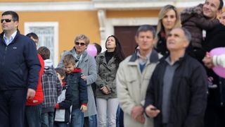 24.11.2013., Zadar – Fotograf Sime Strikoman napravio je milenijsku fotografiju okupljenih za podrzavanje inicijative U ime obitelji. Photo: Filip Brala/PIXSELL 24.11.2013., Zadar – Fotograf Sime Strikoman napravio je milenijsku fotografiju okupljenih za podrzavanje inicijative U ime obitelji. Photo: Filip Brala/PIXSELL