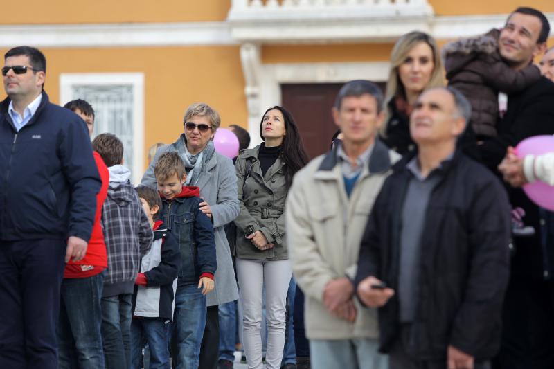 24.11.2013., Zadar – Fotograf Sime Strikoman napravio je milenijsku fotografiju okupljenih za podrzavanje inicijative U ime obitelji. Photo: Filip Brala/PIXSELL 24.11.2013., Zadar – Fotograf Sime Strikoman napravio je milenijsku fotografiju okupljenih za podrzavanje inicijative U ime obitelji. Photo: Filip Brala/PIXSELL