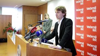 Luki Modriću u dječjoj bolnici u Klaićevoj uručena nagrada nogometaša godine, Photo: Petar Glebov/PIXSELL Luki Modriću u dječjoj bolnici u Klaićevoj uručena nagrada nogometaša godine, Photo: Petar Glebov/PIXSELL