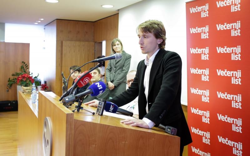 Luki Modriću u dječjoj bolnici u Klaićevoj uručena nagrada nogometaša godine, Photo: Petar Glebov/PIXSELL Luki Modriću u dječjoj bolnici u Klaićevoj uručena nagrada nogometaša godine, Photo: Petar Glebov/PIXSELL