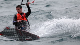 Zadar, 040410.
Na zadarskoj rivi u organizaciji kluba kluba Spinaker odrzala se prva medjunarodna kitesurfing regata, uz sudjelovanje natjecatelja iz Hrvatske, Ceske, Austrije i Slovenije. 
Na fotografiji natjecanje u zadarskom kanalu.
Foto: Vladimir Ivan