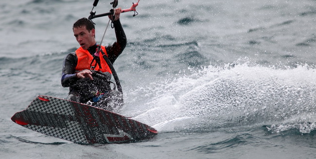 Zadar, 040410.
Na zadarskoj rivi u organizaciji kluba kluba Spinaker odrzala se prva medjunarodna kitesurfing regata, uz sudjelovanje natjecatelja iz Hrvatske, Ceske, Austrije i Slovenije. 
Na fotografiji natjecanje u zadarskom kanalu.
Foto: Vladimir Ivan
