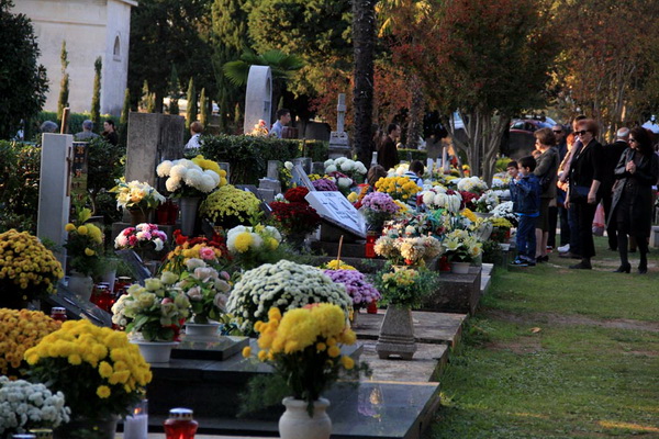 Blagdan Svih svetih na Gradskom groblju Zadar, Foto: Iva Perinčić Blagdan Svih svetih na Gradskom groblju Zadar, Foto: Iva Perinčić