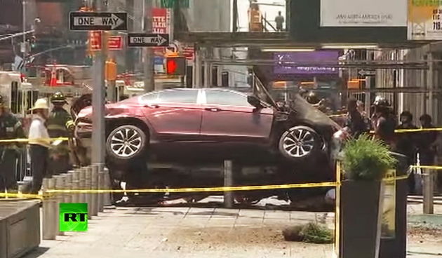 Automobil se zabio u ljude na Times Squareu u New Yorku