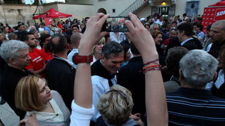 Zadar, 120513.
Trg pet bunara, Poluotok. 
Predizborni skup SDP-a na kojem je sudjelovao predsjednik stranke Zoran Milanovic. Na skupu je predstavljen i kandidat za gradonacelnika Zadra Ivo Bilic. Na fotografiji: Ivo Bilic (u sredini).
Foto: Jure Miskovic