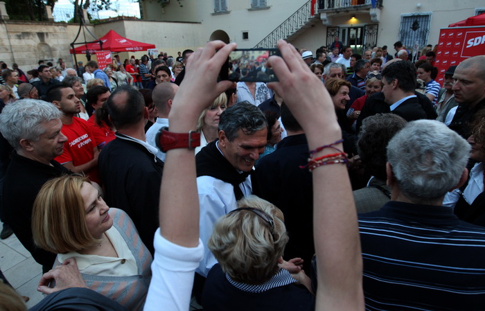 Zadar, 120513.
Trg pet bunara, Poluotok. 
Predizborni skup SDP-a na kojem je sudjelovao predsjednik stranke Zoran Milanovic. Na skupu je predstavljen i kandidat za gradonacelnika Zadra Ivo Bilic. Na fotografiji: Ivo Bilic (u sredini).
Foto: Jure Miskovic