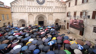 Zadar, 300110.
Pogreb zadarskog nadbiskupa Ivana Prendje u crkvi Svete Stosije.
Zadarski nadbiskup Ivan Prendja preminuo je iznenada  25. sijecnja 2010. godine u Zagrebu u 71. godini zivota, nakon 46 godina svecenistva i 20 godina biskupstva.
Misu odrzava
