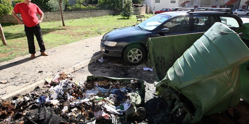 Pozar u kontejnerima , Foto: Jure Miskovic / CROPIX Pozar u kontejnerima , Foto: Jure Miskovic / CROPIX