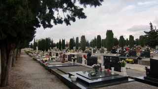 Usprkos jakom jugu, gradsko groblje Belafuza danas je zasjalo toplim bojama cvijeca i svijeca kojima su gradjani ukrasili posljednja pocivalista svojih najdrazih, Foto: Mladen Malik Usprkos jakom jugu, gradsko groblje Belafuza danas je zasjalo toplim bojama cvijeca i svijeca kojima su gradjani ukrasili posljednja pocivalista svojih najdrazih, Foto: Mladen Malik