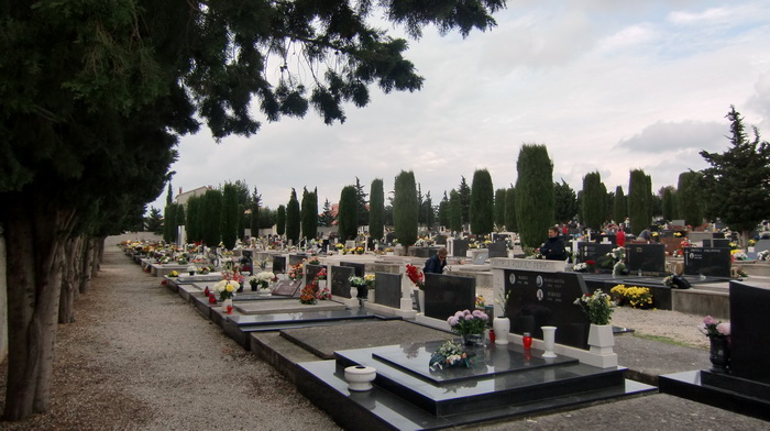 Usprkos jakom jugu, gradsko groblje Belafuza danas je zasjalo toplim bojama cvijeca i svijeca kojima su gradjani ukrasili posljednja pocivalista svojih najdrazih, Foto: Mladen Malik Usprkos jakom jugu, gradsko groblje Belafuza danas je zasjalo toplim bojama cvijeca i svijeca kojima su gradjani ukrasili posljednja pocivalista svojih najdrazih, Foto: Mladen Malik