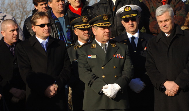 Zadar, 230110.
Povodom obiljezavanja 17. obljetnice vojno – redarstvene  akcije Maslenica , prve velike akcije Hrvatske vojske kojom je oslobodjen veci dio zadarskoga zaledja i omogucen promet izmedju sjevera i juga Hrvatske  polozeni su vjenci u Kasicu i