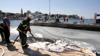 Oko 14 sati na benzinskoj stanici na Branimirovoj obali izbio je požar na gliseru. Požar su ugasili vatrogasci, a gliser je u potpunosti uništen. Photo: Dino Stanin/PIXSELL