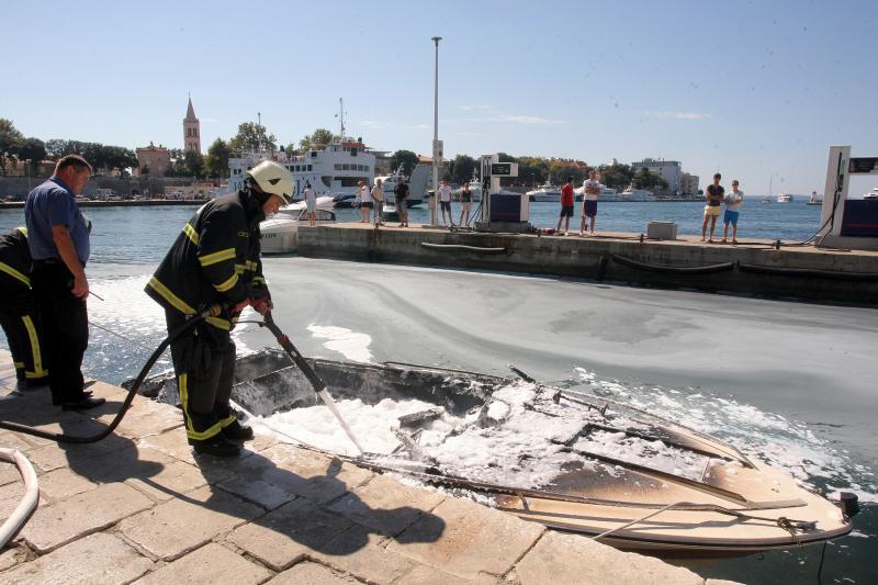 Oko 14 sati na benzinskoj stanici na Branimirovoj obali izbio je požar na gliseru. Požar su ugasili vatrogasci, a gliser je u potpunosti uništen. Photo: Dino Stanin/PIXSELL