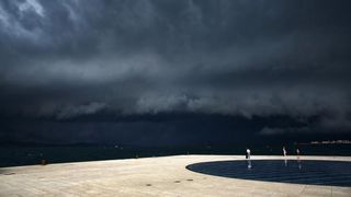 Opis  30.07.2014., Zadar – Ciklona Melisa jutros je na zadarsko podrucje donijela snazno nevrijeme praceno kisom i grmljavinom. Photo: Filip Brala/PIXSELL Autor  Filip Brala/PIXSELL Ključne riječi  ciklona, melisa, fronta, kisa, nevrijeme