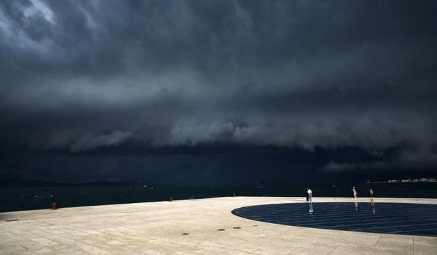 Opis  30.07.2014., Zadar – Ciklona Melisa jutros je na zadarsko podrucje donijela snazno nevrijeme praceno kisom i grmljavinom. Photo: Filip Brala/PIXSELL Autor  Filip Brala/PIXSELL Ključne riječi  ciklona, melisa, fronta, kisa, nevrijeme