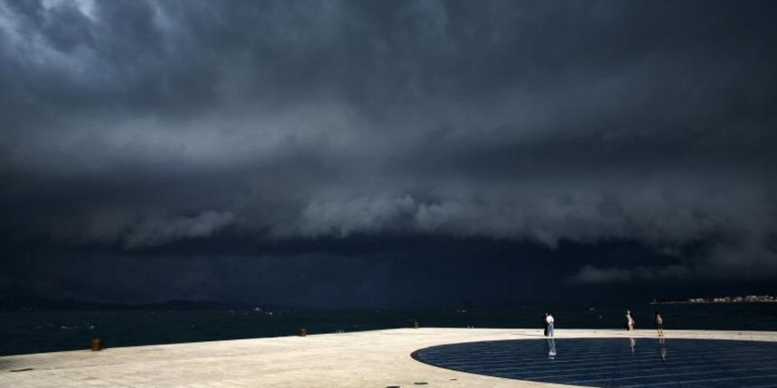Opis  30.07.2014., Zadar – Ciklona Melisa jutros je na zadarsko podrucje donijela snazno nevrijeme praceno kisom i grmljavinom. Photo: Filip Brala/PIXSELL Autor  Filip Brala/PIXSELL Ključne riječi  ciklona, melisa, fronta, kisa, nevrijeme