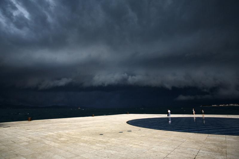 Opis  30.07.2014., Zadar – Ciklona Melisa jutros je na zadarsko podrucje donijela snazno nevrijeme praceno kisom i grmljavinom. Photo: Filip Brala/PIXSELL Autor  Filip Brala/PIXSELL Ključne riječi  ciklona, melisa, fronta, kisa, nevrijeme