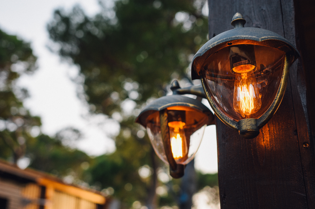 Dalmacija je dobila novo lounge mjesto koje će vas razvesliti u toplim ljetnim danima. Putujte osjećajima kroz predivnu lokaciju novog Makarana beach kluba koji se smjestio na prekrasnoj plaži u srcu Makarske rivijere s veličanstvenim pogledom na Jadransk