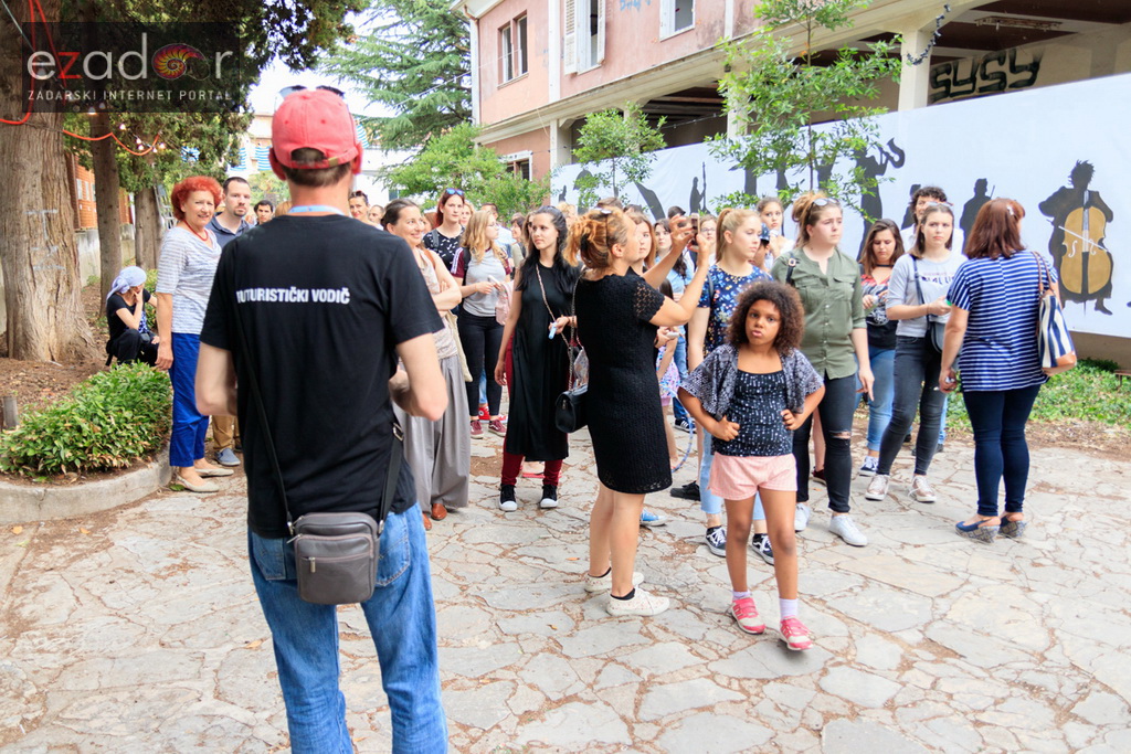 Simboličnim rušenjem zida započeo je urbani festival KvartArt na Voštarnici