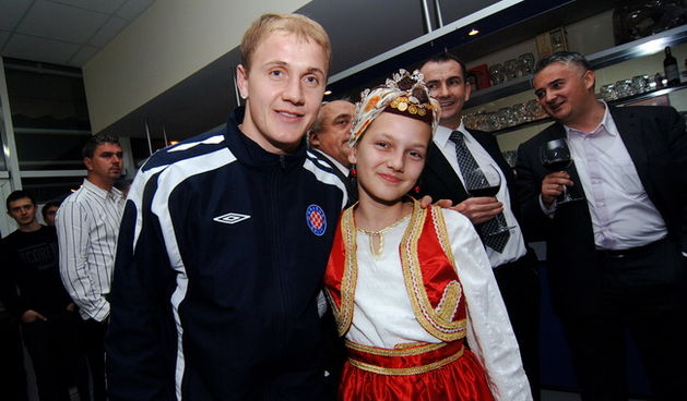 Zadar, 041209.
Bosnjacka nacionalna zajednica Zadarske zupanije organizirala je Bajramsko sijelo na kojem se okupilo stotinjak zadarskih Bosnjaka, a gost iznenadjenja bio je igrac Hajduka i reprezentetivac Bosne i Hercegovine Senijad Ibricic. Okupljene su