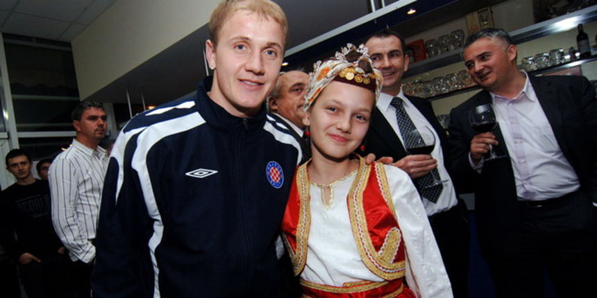 Zadar, 041209.
Bosnjacka nacionalna zajednica Zadarske zupanije organizirala je Bajramsko sijelo na kojem se okupilo stotinjak zadarskih Bosnjaka, a gost iznenadjenja bio je igrac Hajduka i reprezentetivac Bosne i Hercegovine Senijad Ibricic. Okupljene su Zadar, 041209.
Bosnjacka nacionalna zajednica Zadarske zupanije organizirala je Bajramsko sijelo na kojem se okupilo stotinjak zadarskih Bosnjaka, a gost iznenadjenja bio je igrac Hajduka i reprezentetivac Bosne i Hercegovine Senijad Ibricic. Okupljene su