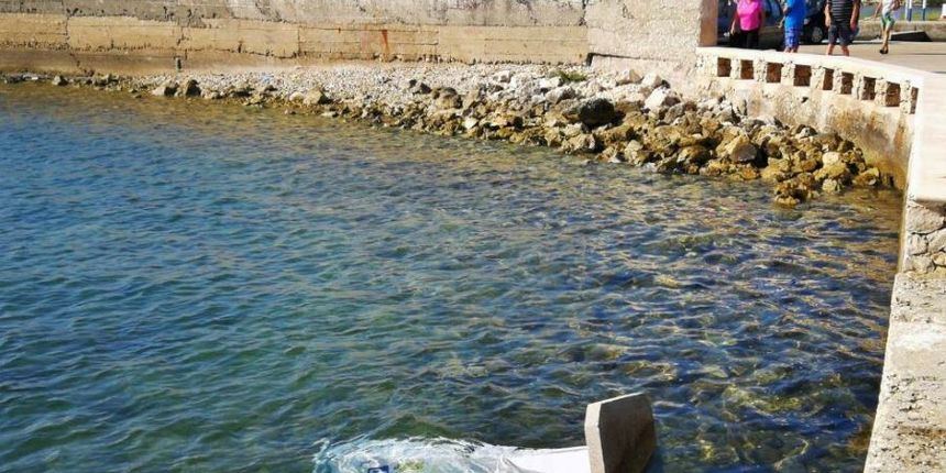 Vandali bacili u more aparat za naplatu parkinga Vandali bacili u more aparat za naplatu parkinga