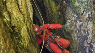 Zadar, 090612.
Danas su spasitelji HGSSa odradili akciju spasavanja unesrecenog speleologa Marjana Marovica koji je dozivio nesrecu u jami Kita Gacesina. U akciji je sudjelovalo oko 150 gorski spasioca te su uspjesno izvukli speleologa na sigurno.
Foto: H