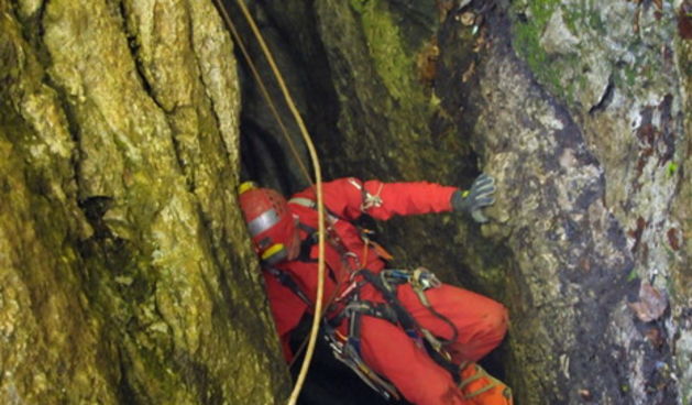 Zadar, 090612.
Danas su spasitelji HGSSa odradili akciju spasavanja unesrecenog speleologa Marjana Marovica koji je dozivio nesrecu u jami Kita Gacesina. U akciji je sudjelovalo oko 150 gorski spasioca te su uspjesno izvukli speleologa na sigurno.
Foto: H