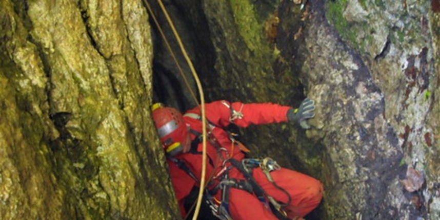 Zadar, 090612.
Danas su spasitelji HGSSa odradili akciju spasavanja unesrecenog speleologa Marjana Marovica koji je dozivio nesrecu u jami Kita Gacesina. U akciji je sudjelovalo oko 150 gorski spasioca te su uspjesno izvukli speleologa na sigurno.
Foto: H
