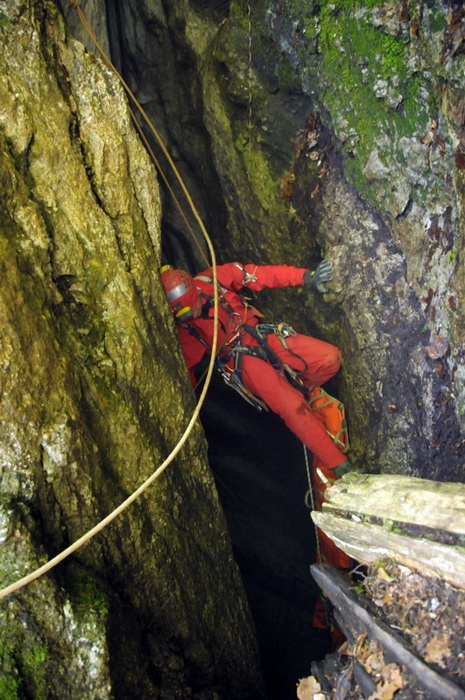 Zadar, 090612.
Danas su spasitelji HGSSa odradili akciju spasavanja unesrecenog speleologa Marjana Marovica koji je dozivio nesrecu u jami Kita Gacesina. U akciji je sudjelovalo oko 150 gorski spasioca te su uspjesno izvukli speleologa na sigurno.
Foto: H