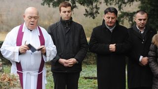 Ervenik: Na obiteljskoj grobnici obilježena 23. obljetnica stradanja obitelji Čengić, foto: Hrvoje Jelavić/PIXSELL