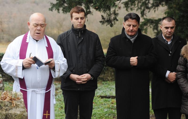 Ervenik: Na obiteljskoj grobnici obilježena 23. obljetnica stradanja obitelji Čengić, foto: Hrvoje Jelavić/PIXSELL