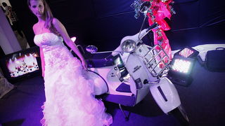 Zagreb, 300911.
Na Zagrebackom velesajmu poceli su Dani Vjencanja koji ce trajati do 2. listopada.
Na slici: djevojka u vjencanici pored vespe.
Foto: Dragan Matic / Cropix Zagreb, 300911.
Na Zagrebackom velesajmu poceli su Dani Vjencanja koji ce trajati do 2. listopada.
Na slici: djevojka u vjencanici pored vespe.
Foto: Dragan Matic / Cropix