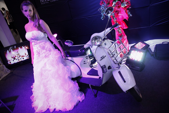 Zagreb, 300911.
Na Zagrebackom velesajmu poceli su Dani Vjencanja koji ce trajati do 2. listopada.
Na slici: djevojka u vjencanici pored vespe.
Foto: Dragan Matic / Cropix Zagreb, 300911.
Na Zagrebackom velesajmu poceli su Dani Vjencanja koji ce trajati do 2. listopada.
Na slici: djevojka u vjencanici pored vespe.
Foto: Dragan Matic / Cropix