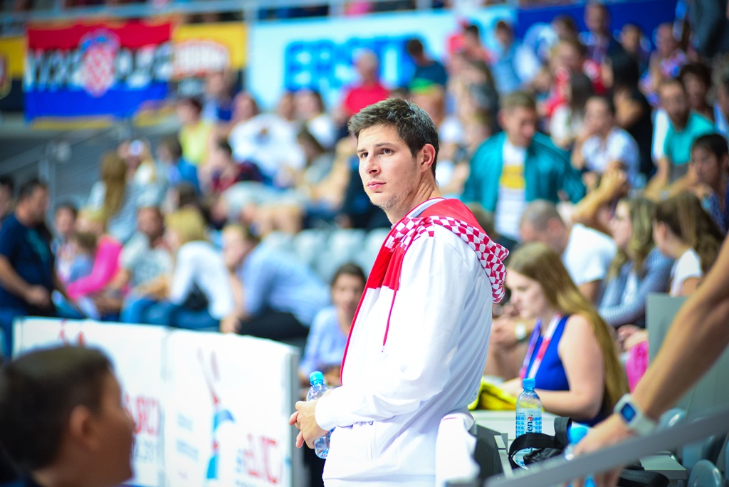 U doista sjajnoj atmosferi koju je stvorilo oko 5000 navijača iz cijele Hrvatske, naši su rukometni reprezentativci remizirali sa Švedskom i to s rezultatom 25-25. Bila je to ‘kaubojima’ pretposljednja pripremna utakmica uoči Olimpijskih igara