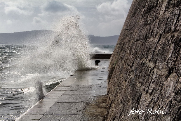 Olujno jugo na zadarskoj rivi 5. studenog 2014. Foto: Roberto Lerga Olujno jugo na zadarskoj rivi 5. studenog 2014. Foto: Roberto Lerga