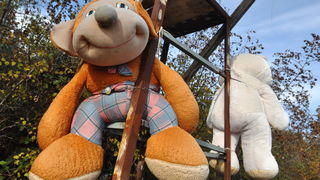 Zadar, 021111
Uz cestu koja vodi od Zadra prema Razancu moze se vidjeti jedan od sigurno najneobicnijih vinograda na svijetu. Umjesto uobicajenih strasila, vinograd cuvaju ogromni plisani medvjedi , lutke, barbike i raznorazne druge igracke i predmeti.
Fo Zadar, 021111
Uz cestu koja vodi od Zadra prema Razancu moze se vidjeti jedan od sigurno najneobicnijih vinograda na svijetu. Umjesto uobicajenih strasila, vinograd cuvaju ogromni plisani medvjedi , lutke, barbike i raznorazne druge igracke i predmeti.
Fo