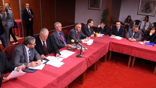 Zadar, 141010.
Danas se u Zadru sastao Izvrsni odbor Hrvatske zajednice zupanija na kojoj je predstavljen Okvirni prijedlog teritorijalnog ustroja Hrvatske.
Na fotografiji : clanovi izvrsnog odbora na sastanku.
Foto: Vladimir Ivanov / CROPIX Zadar, 141010.
Danas se u Zadru sastao Izvrsni odbor Hrvatske zajednice zupanija na kojoj je predstavljen Okvirni prijedlog teritorijalnog ustroja Hrvatske.
Na fotografiji : clanovi izvrsnog odbora na sastanku.
Foto: Vladimir Ivanov / CROPIX