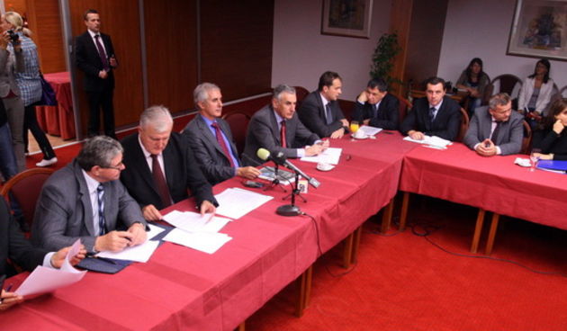 Zadar, 141010.
Danas se u Zadru sastao  Izvrsni odbor Hrvatske zajednice zupanija na kojoj je predstavljen Okvirni prijedlog teritorijalnog ustroja Hrvatske.
Na fotografiji : clanovi izvrsnog odbora na sastanku.
Foto: Vladimir Ivanov / CROPIX