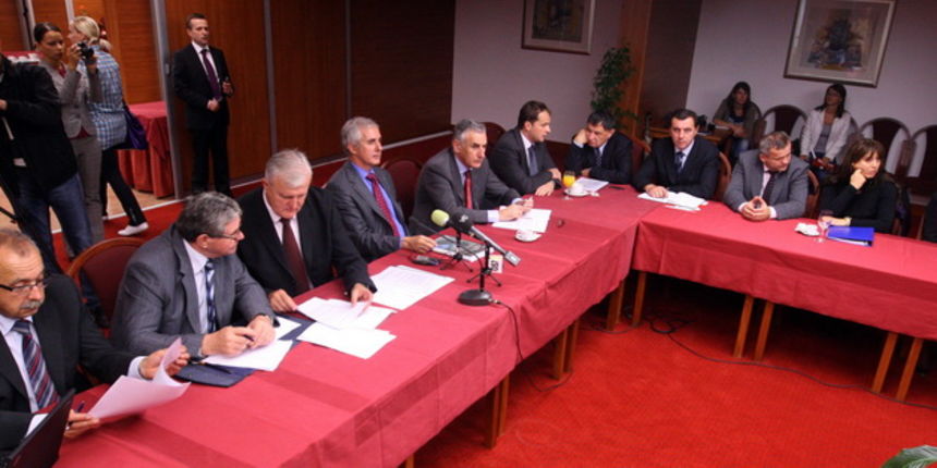 Zadar, 141010.
Danas se u Zadru sastao  Izvrsni odbor Hrvatske zajednice zupanija na kojoj je predstavljen Okvirni prijedlog teritorijalnog ustroja Hrvatske.
Na fotografiji : clanovi izvrsnog odbora na sastanku.
Foto: Vladimir Ivanov / CROPIX