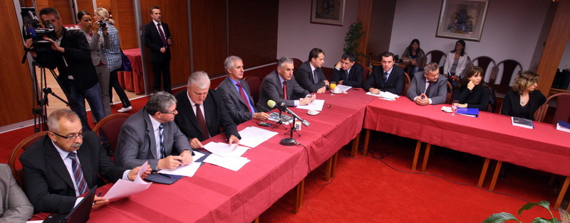 Zadar, 141010.
Danas se u Zadru sastao Izvrsni odbor Hrvatske zajednice zupanija na kojoj je predstavljen Okvirni prijedlog teritorijalnog ustroja Hrvatske.
Na fotografiji : clanovi izvrsnog odbora na sastanku.
Foto: Vladimir Ivanov / CROPIX Zadar, 141010.
Danas se u Zadru sastao Izvrsni odbor Hrvatske zajednice zupanija na kojoj je predstavljen Okvirni prijedlog teritorijalnog ustroja Hrvatske.
Na fotografiji : clanovi izvrsnog odbora na sastanku.
Foto: Vladimir Ivanov / CROPIX