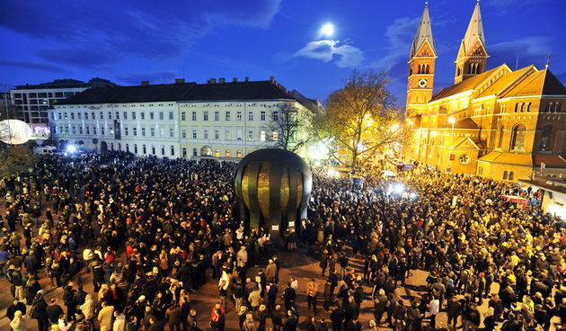 Maribor, Slovenija, 261112.Prosvjed gradjana Maribora protiv trenutacnog gradonacelnika Franca Kanglera, osumnjicenog za umijesanost u korupciju. Prosvjed je zapoceo okupljanjem nekoliko tisuca ljudi na Trgu Svobode, gdje su okupljeni zapalili slamnatu l