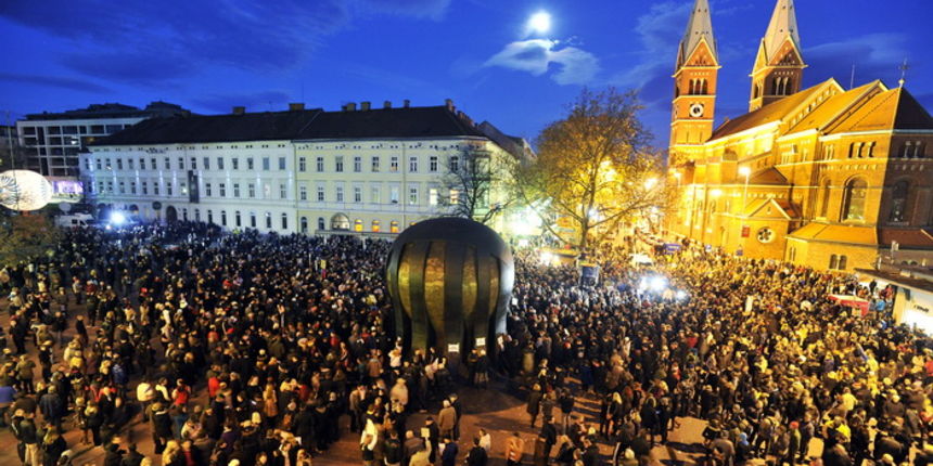 Maribor, Slovenija, 261112.Prosvjed gradjana Maribora protiv trenutacnog gradonacelnika Franca Kanglera, osumnjicenog za umijesanost u korupciju. Prosvjed je zapoceo okupljanjem nekoliko tisuca ljudi na Trgu Svobode, gdje su okupljeni zapalili slamnatu l Maribor, Slovenija, 261112.Prosvjed gradjana Maribora protiv trenutacnog gradonacelnika Franca Kanglera, osumnjicenog za umijesanost u korupciju. Prosvjed je zapoceo okupljanjem nekoliko tisuca ljudi na Trgu Svobode, gdje su okupljeni zapalili slamnatu l