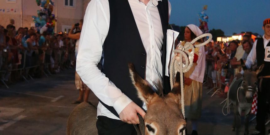 Tribunj: 50. jubilarna trka magaraca Tribunj: 50. jubilarna trka magaraca