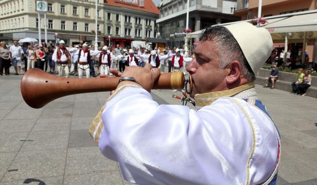 Folklorni ansambl Turopolje i ove godine je pripremio Medjunarodni festival folklora koji od 5. do 7. srpnja priredjuju po 12. godinu zaredom. Donijet ce tri dana druzenja i nastupa s folklorasima iz SAD-a, Bugarske, Kosova, Makedonije, Poljske, Slovenij