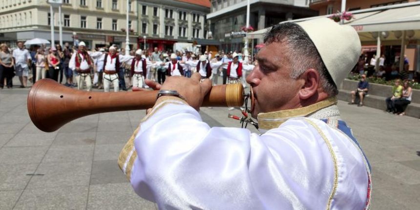 Folklorni ansambl Turopolje i ove godine je pripremio Medjunarodni festival folklora koji od 5. do 7. srpnja priredjuju po 12. godinu zaredom. Donijet ce tri dana druzenja i nastupa s folklorasima iz SAD-a, Bugarske, Kosova, Makedonije, Poljske, Slovenij Folklorni ansambl Turopolje i ove godine je pripremio Medjunarodni festival folklora koji od 5. do 7. srpnja priredjuju po 12. godinu zaredom. Donijet ce tri dana druzenja i nastupa s folklorasima iz SAD-a, Bugarske, Kosova, Makedonije, Poljske, Slovenij